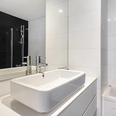 Daire Whome Urban Retreat W/parking, Elevator & Ac By Benfica Stadium *